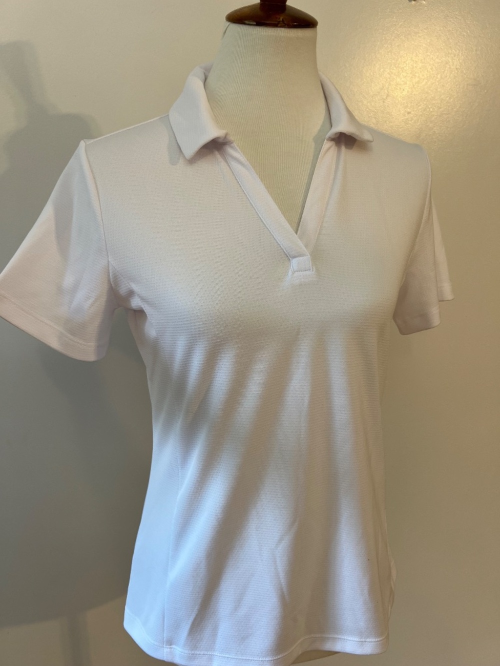 EMERALD 18 LADIES GOLF SHIRT Size Small Classic White Clean Polo Collar V-Neck